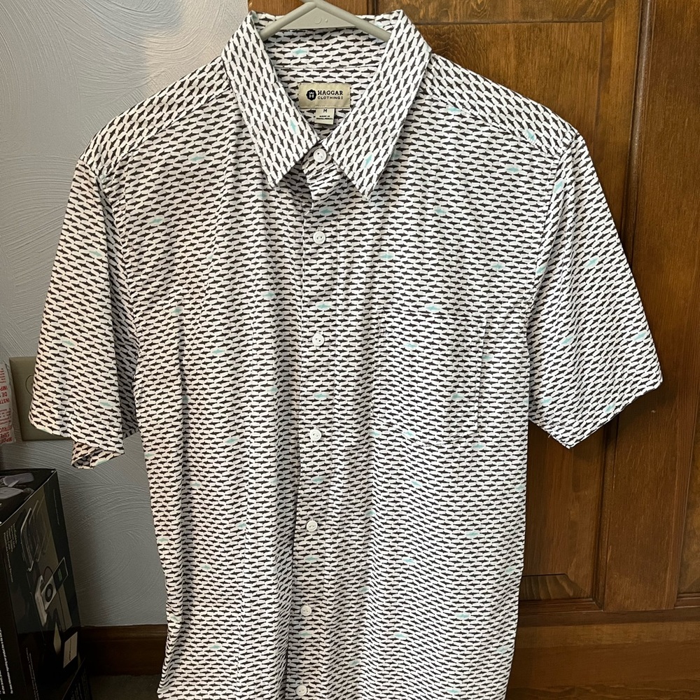 Medium Haggar Men’s short sleeve shirt.